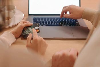 Nowa kampania KRUS. Zachęca seniorów do kont bankowych