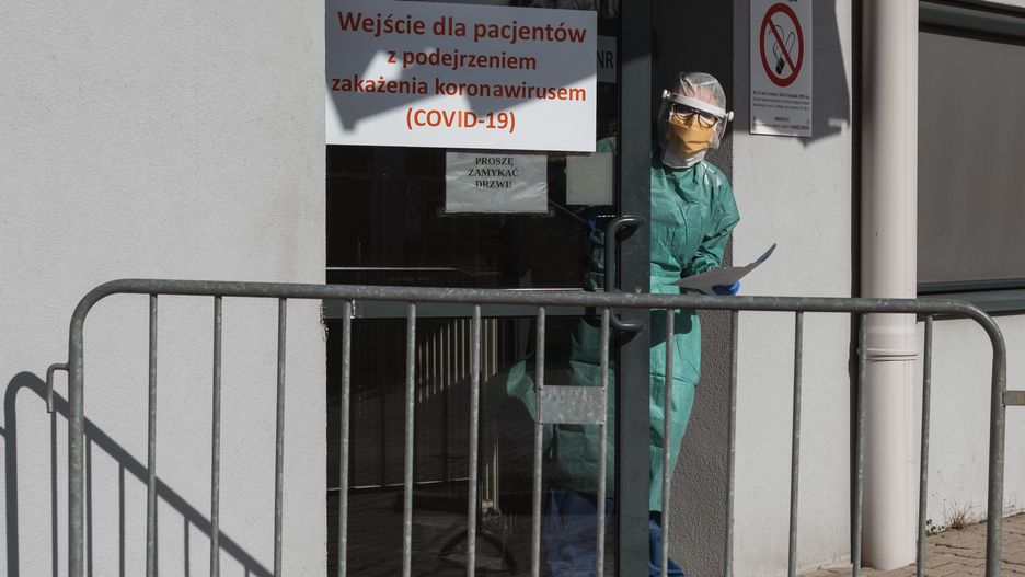 Koronawirus covid przychodnia szpital wejście obostrzenia lekarz
