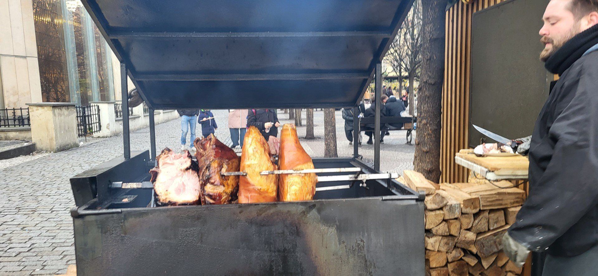 Pražská šunka to tradycyjna praska szynka, która jest delikatnie wędzona i gotowana. To popularny przysmak zajadany w Czechach, często podawany na zimno z chlebem oraz musztardą