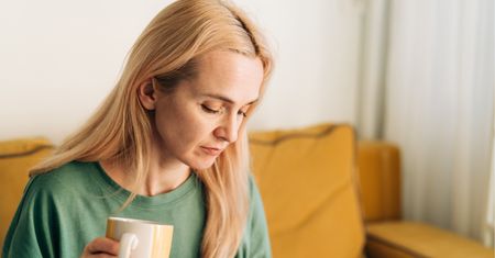 Bierzesz suplementy do kawy? Lekarz ostrzega: możesz osłabiać ich działanie