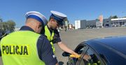 Pijani kierowcy w dymiącym aucie. Policję zaalarmował przechodzień