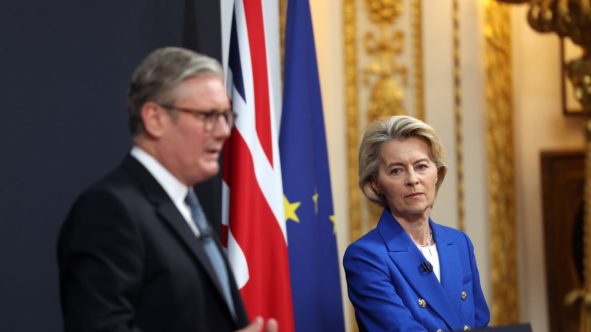 Premier W. Brytanii Keir Starmer (L) oraz szefowa KE Ursula von 