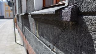 Słupsk. Mieszkanka skarży się na drgania i pękające ściany kamienicy