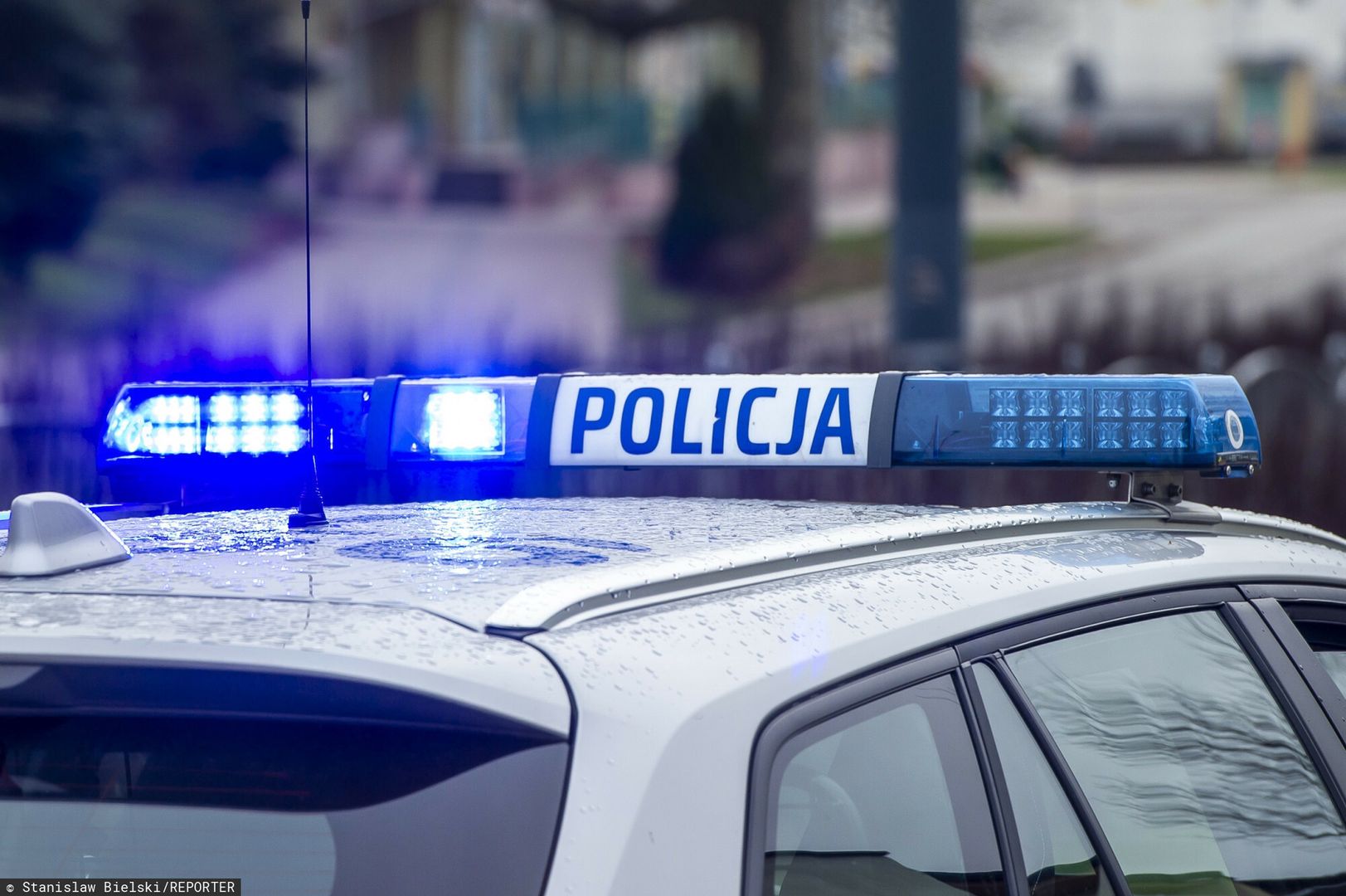 Radiowóz policyjny z włączoną sygnalizacja świetlną
