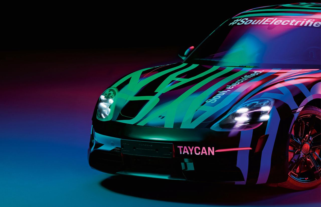 Elektryczny Porsche Taycan ukrywa się za kolorowym maskowaniem