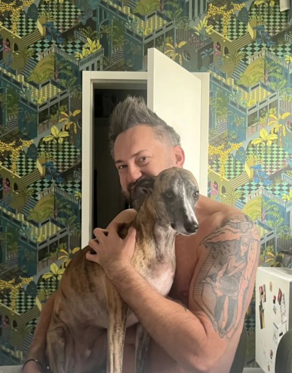 Wzorzysta tapeta w kuchni Marcina Prokopa