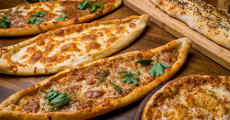 Gdyby Włosi znali ten przepis, pizzerie świeciłyby pustkami. Tureckie łódeczki to murowany hit