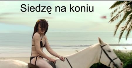 Waśniewska siedzi na koniu...