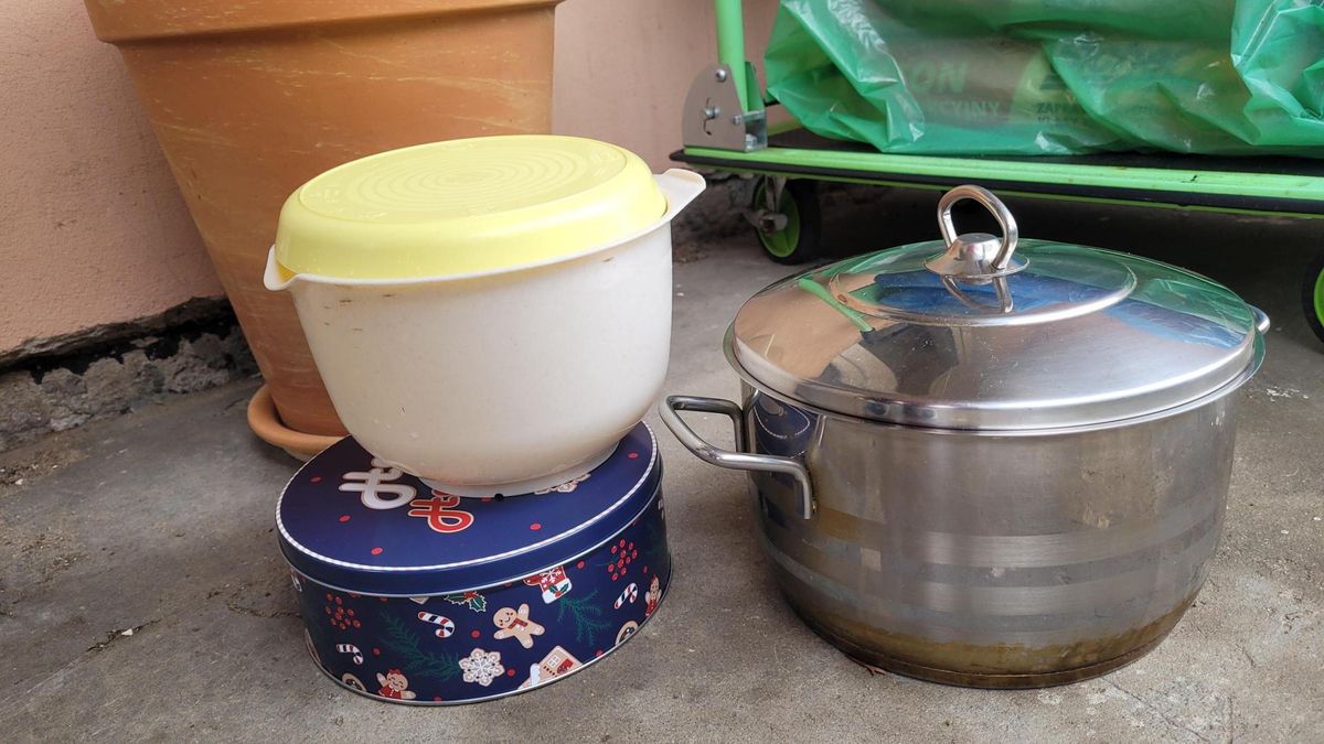 Garnki z jedzeniem często trafiają zimą na balkon