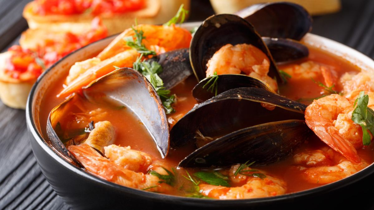 Bouillabaisse to tradycyjna francuska zupa rybna.