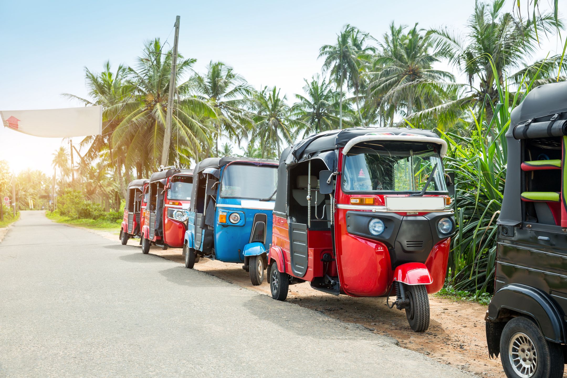 Tuk tuki na Sri lance to popularna forma transportu wród turystów