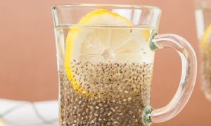 Napój na płaski brzuch i gładką skórę. Zalej wieczorem, pij rano przed śniadaniem