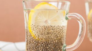 Napój na płaski brzuch i gładką skórę. Zalej wieczorem, pij rano przed śniadaniem