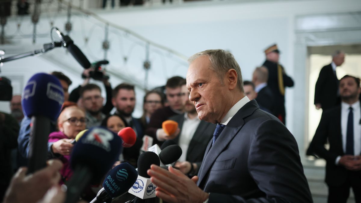Warszawa, 27.03.2026. Premier Donald Tusk podczas wypowiedzi dla mediów w Sejmie, 27 bm. Sejm uchwalił ustawę umożliwiającą obniżenie akcyzy na paliwa za pomocą rozporządzenia. (aldg) PAP/Leszek Szymański