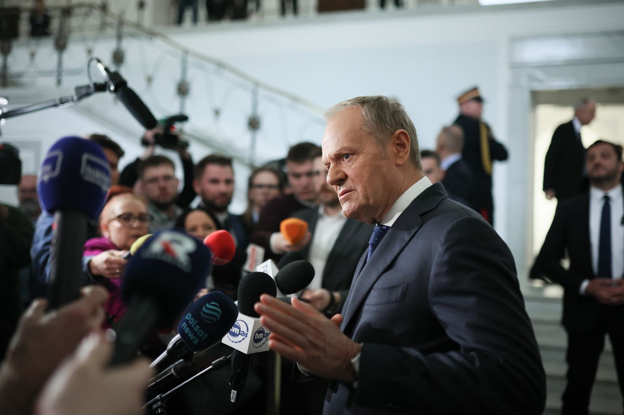 "Wszyscy płacimy wysoką cenę za wojny, nie tylko na stacjach benzynowych". Tusk o pakiecie CPN