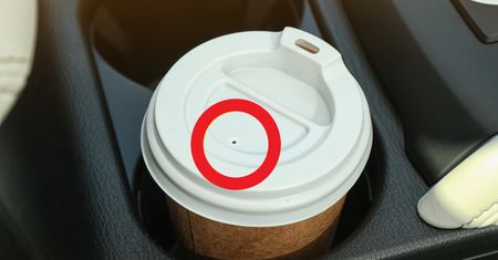 Mała dziurka w pokrywce od kubka. Niewielu wie, jakie jest jej zastosowanie