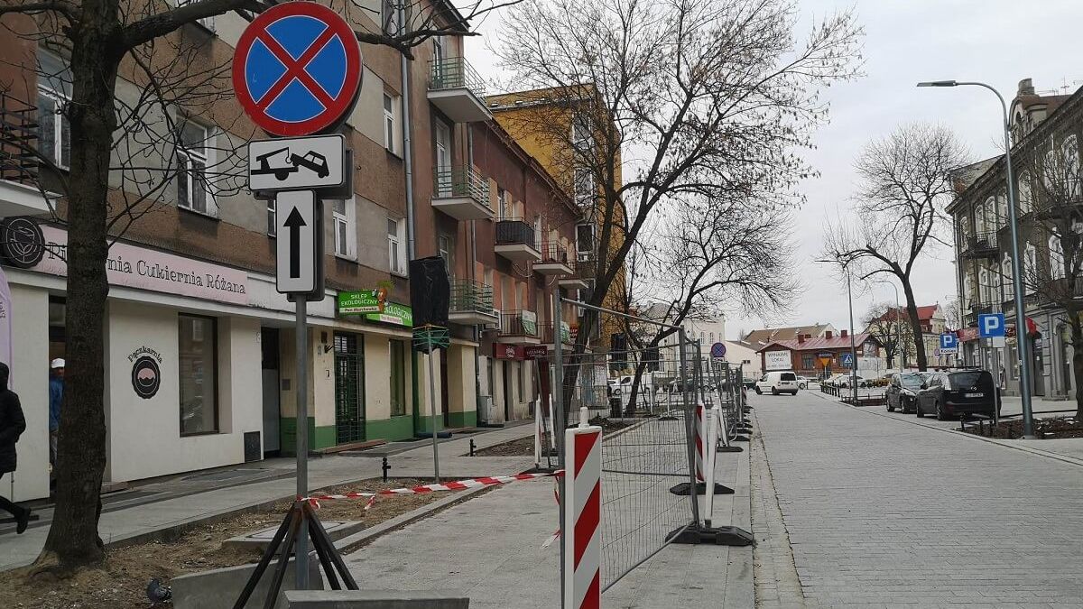 Odholowali auta zaparkowane na remontowanej ul. 1 Maja