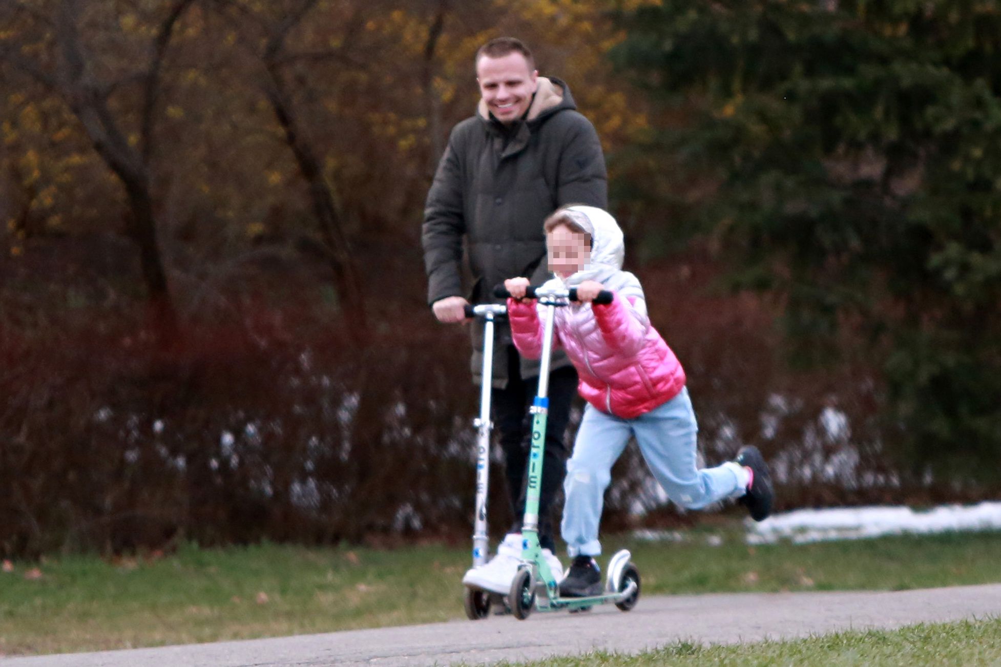 Marcin Hakiel dokazuje z dziećmi na placu zabaw