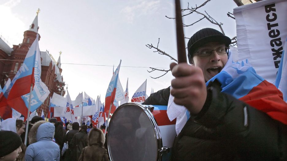 Próby władz estońskich demontażu pomników pamięci żołnierzy sowieckich poległych w czasie II wojny światowej, spotkały się w Tallinie z ogromną demonstracją przeciwników PAP/EPA.YURI KOCHETKOV