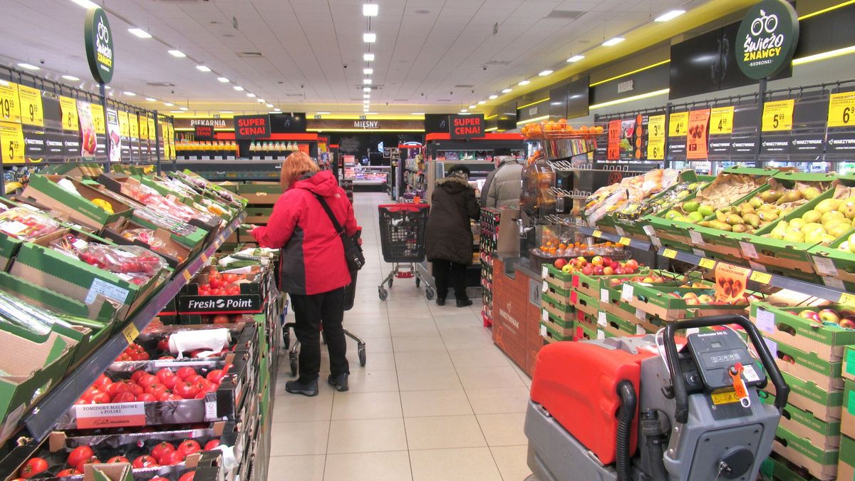 Stock Marek Bazak
PHOTO: ZOFIA I MAREK BAZAK / EAST NEWS   Warszawa N/z zakupy w sklepie "Biedronka", stoisko z owocami i warzywami
MAREK.BAZAK