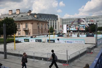 Nietypowa konstrukcja w centrum Krakowa. Na Placu Jeziorańskiego powstało boisko do siatkówki plażowej