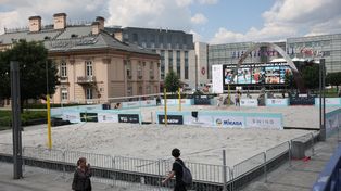 Nietypowa konstrukcja w centrum Krakowa. Na Placu Jeziorańskiego powstało boisko do siatkówki plażowej