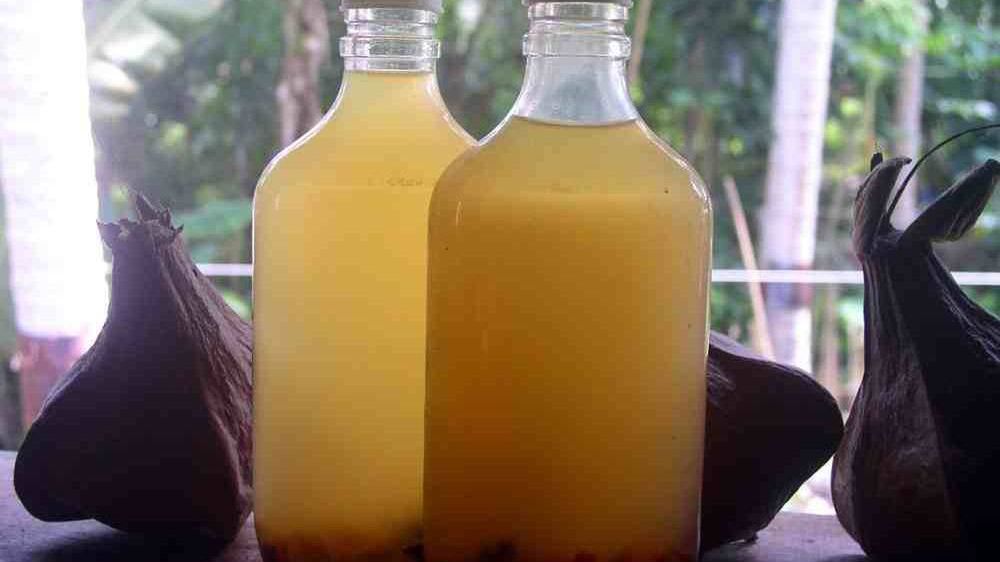 Ocet kokosowy ma bursztynowy lub biały kolor