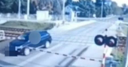 77-latek staranował rogatki i uciekł. O krok od kolejnej tragedii