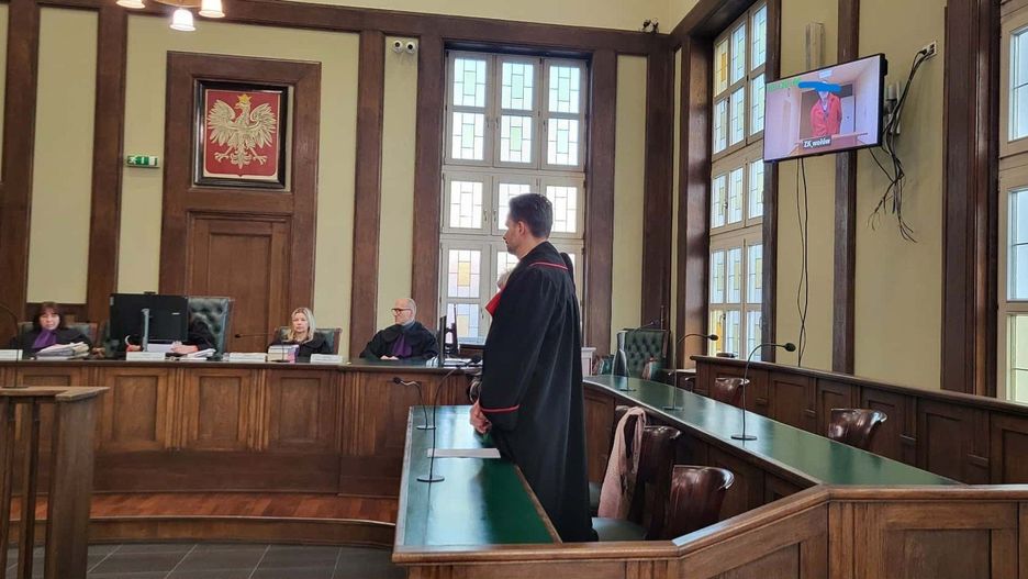 Jeden z oskarżonych przebywa w areszcie tymczasowym w Zakładzie Karnym w Wołowie i zdalnie brał udział w rozprawie