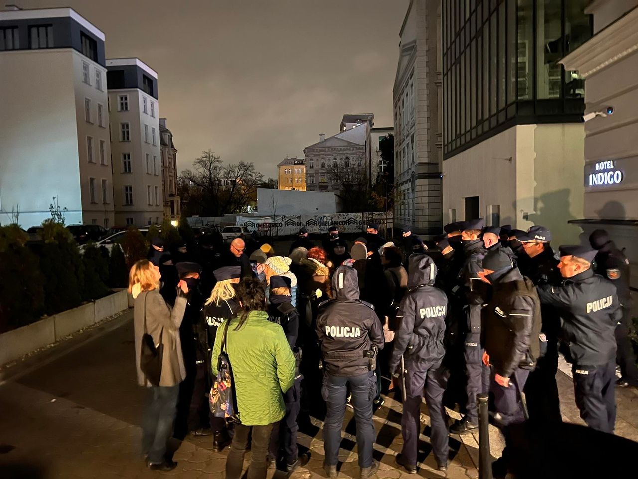 Kilka godzin w kordonie policyjnym w centrum Warszawy. Na dworze, bez toalety