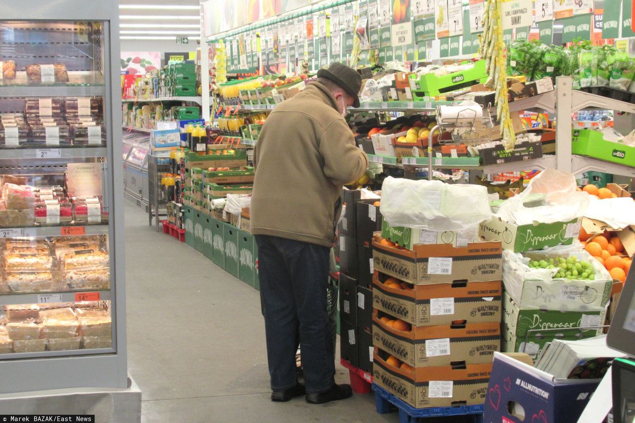 Przejrzeli monitoring. Małżeństwo seniorów okradało supermarket