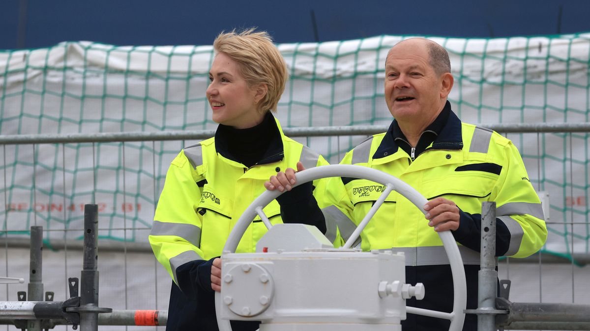 Niemiecki kanclerz Olaf Scholtz w czasie uroczystej inauguracji drugiego niemieckiego pływającego terminala FSRU w Lubminie