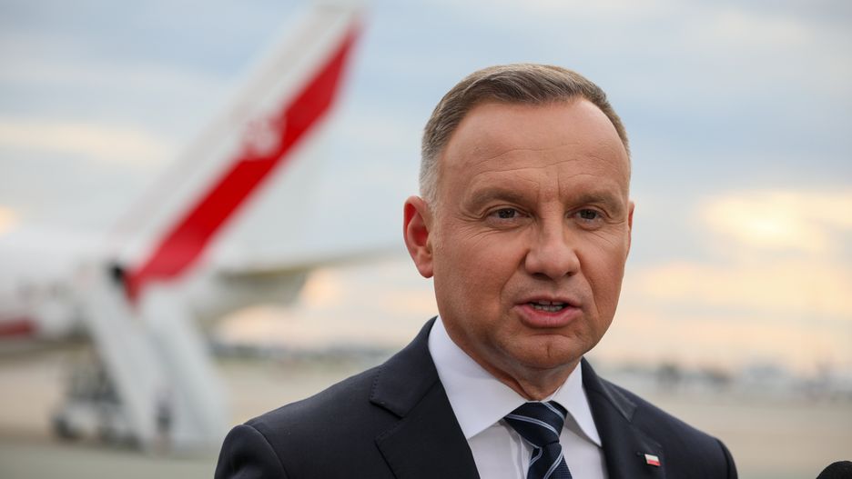 Warszawa, 10.07.2023. Prezydent RP Andrzej Duda podczas wypowiedzi dla mediów na lotnisku Okęcie w Warszawie, 10 bm. Prezydent RP wraz z ministrem obrony narodowej Mariuszem Błaszczakiem i ministrem spraw zagranicznych Zbigniewem Rauem wezmą udział w szczycie NATO w Wilnie. (jm) PAP/Leszek Szymański