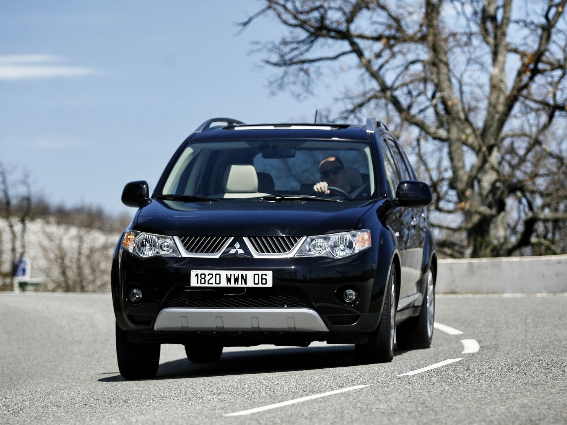 Mitsubishi Outlander II jest bardzo wszechstronny. Spisze się dobrze na szosie, ale też w terenie, jeżeli ma napęd na cztery koła.