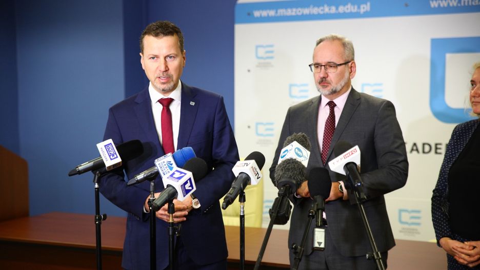 Minister zdrowia Adam Niedzielski oraz rektor Akademii Mazowieckiej prof. dr hab. n. med. Maciej Słodki podczas konferencji prasowej w Sali Senatu Akademii Mazowieckiej w Płocku