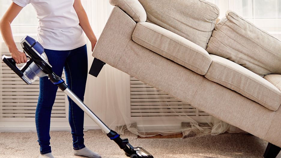 odkurzacz pionowy kobieta sprzątanie kanapa meble 