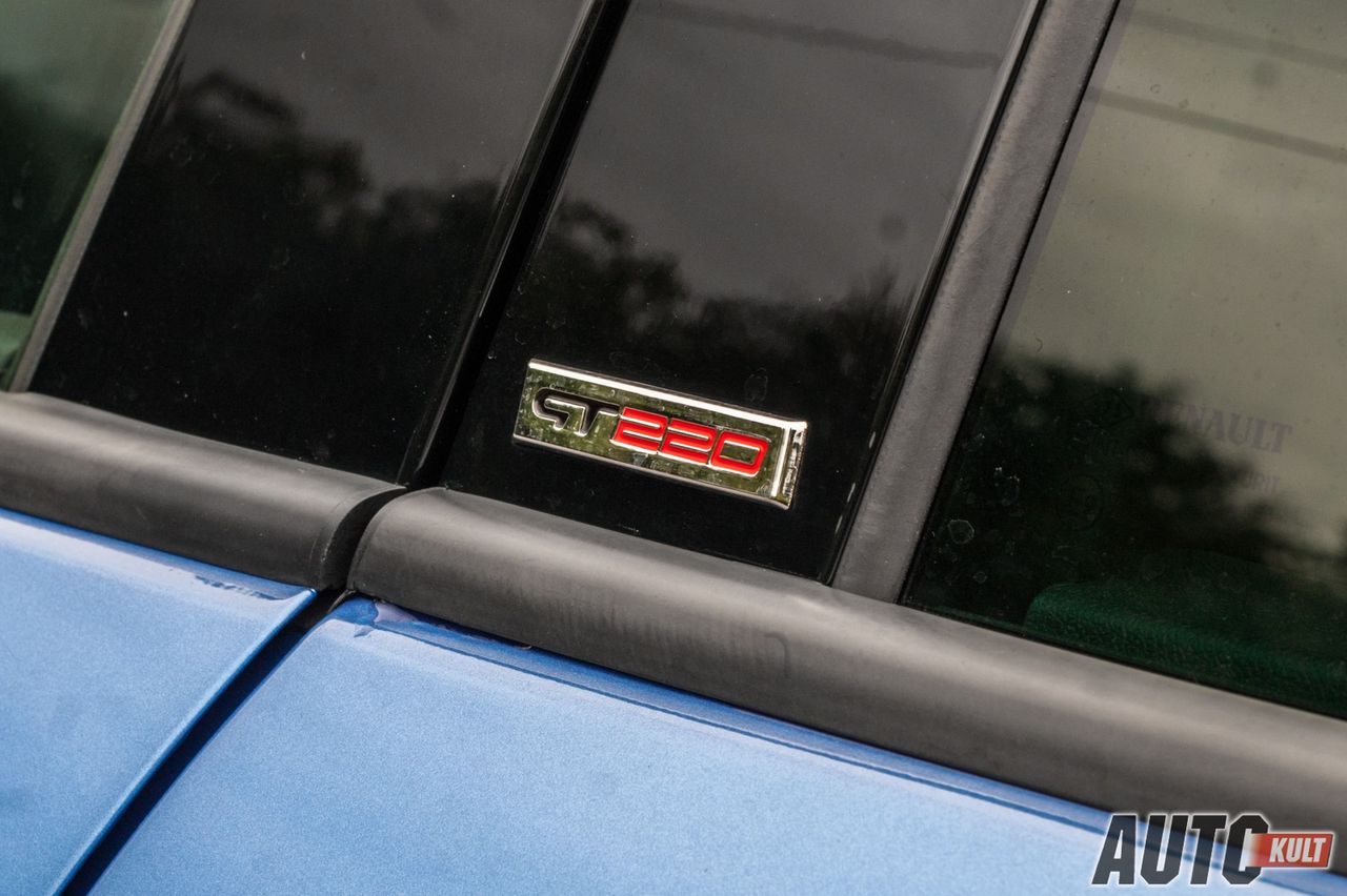 Sportową wersję GT220 zdradzają głównie subtelne oznaczenia.