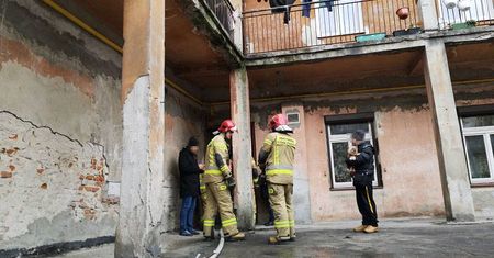 Pożar drewnianego stropu w kamienicy przy ul. Lubartowskiej [ZDJĘCIA]