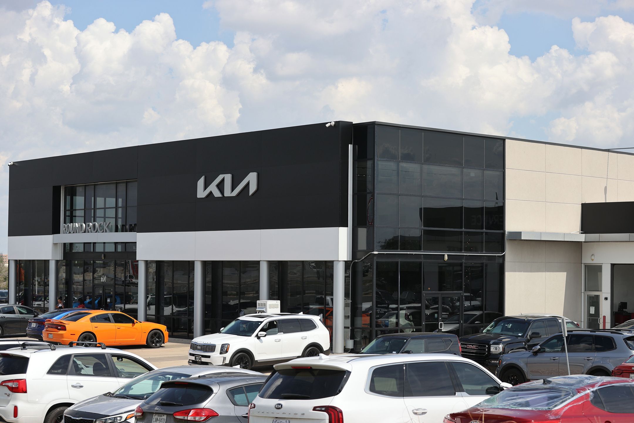 A general view of a Kia dealership in Austin, Texas, USA, 27 September 2023. Kia and Hyundai have recalled nearly 3.4 million cars due to fire risk and encourage owners to keep cars parked outside. EPA/ADAM DAVIS Dostawca: PAP/EPA.