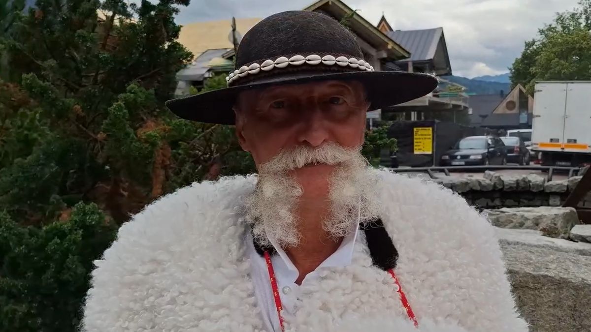 Biały miś z Krupówek zapytany o ceny w Zakopanem.