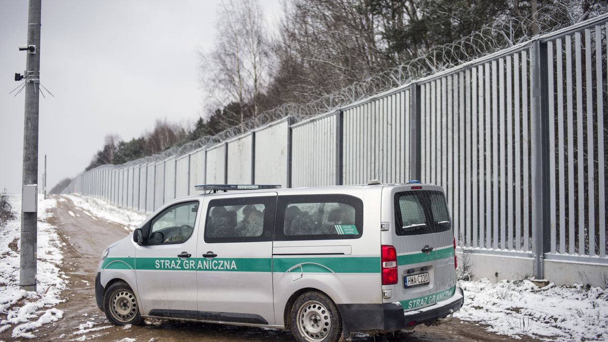 NOMIKI, PODLASKIE, POLAND - 2022/11/18: Polish border guard patrol vehicle is seen next to the metal border near the Nomiki border village. Polands Interior Minister Mariusz Kaminski inspected the initial installation phase of high-tech monitoring equipment along a metal wall on the border with Belarus geared toward preventing thousands of migrants from crossing into the European Union.
The head of the Ministry of Interior and Administration announced the completion of works on the first section of the electronic barrier on the border with Belarus. Kaminski also said that the 5.5-meter (17-feet) high wall has slashed crossing attempts tenfold. (Photo by Attila Husejnow/SOPA Images/LightRocket via Getty Images)