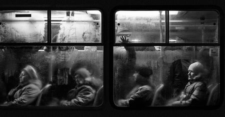 Przez dwie zimy fotografował ludzi marznąc na moście. Tak powstał projekt "Tramwaj"