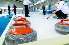 Curling – zasady „szachów na lodzie”, sprzęt i taktyka