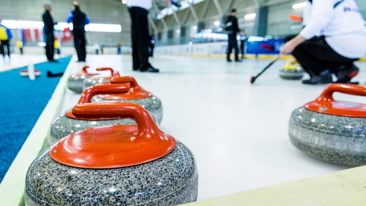 Curling jest strategicznym i drużynowym sportem na lodzie. 