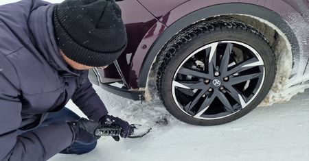 Trik na śniegu. W ten sposób ruszysz bez problemu