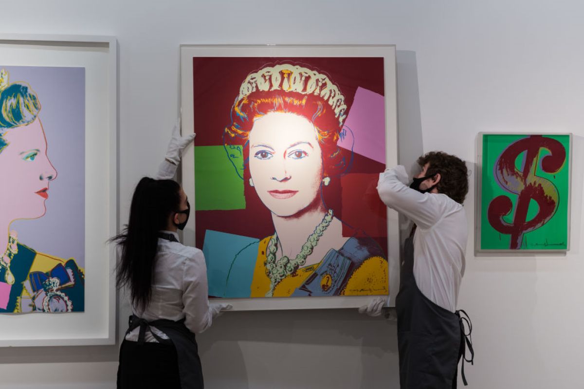 Warhol art heist: Thieves use explosives, abandon two queens