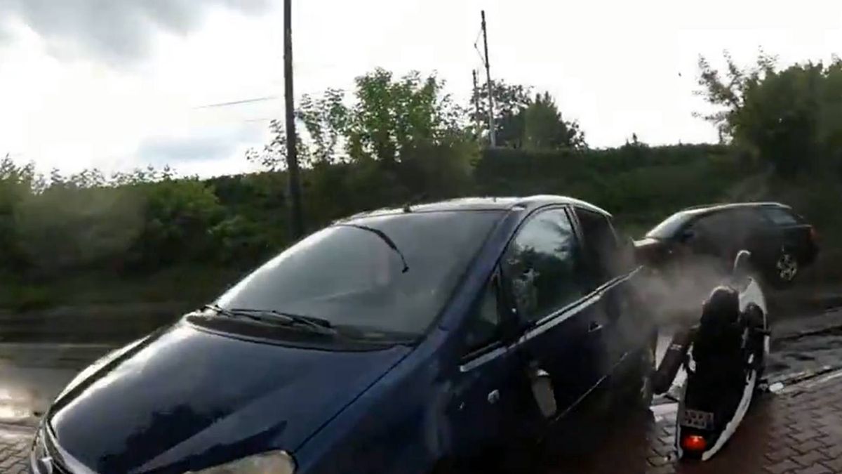 Kto miał rację? Groźna kolizja motocyklisty z samochodem