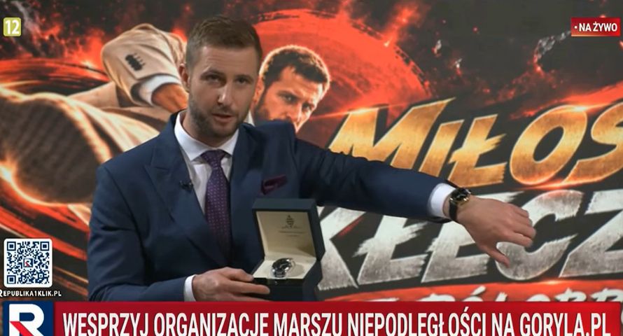 Kłeczek pokazał zegarek, który nazywa się jak słynny kanał TV. "Zakleiliśmy nazwę, żeby KRRiT nie robiła nieprzyjemności"