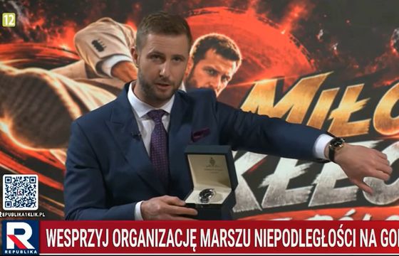 Kłeczek pokazał zegarek, który nazywa się jak słynny kanał TV. "Zakleiliśmy nazwę, żeby KRRiT nie robiła nieprzyjemności"