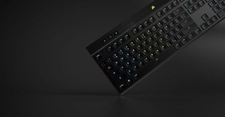 Ta klawiatura Corsair dla graczy jest smukła, ale nie cienka